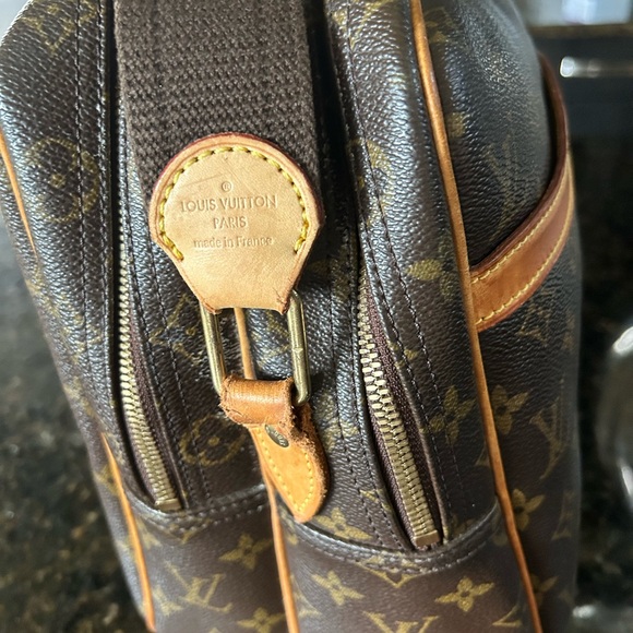 SOLD Louis Vuitton Reporter GM w/ Free LV Gift - Picture 11 of 15